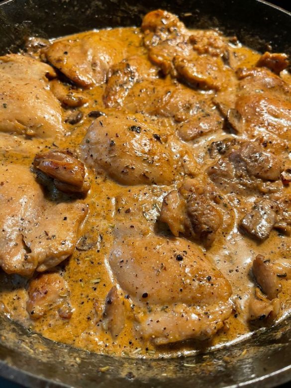 CREAMY GARLIC MUSHROOM CHICKEN THIGHS