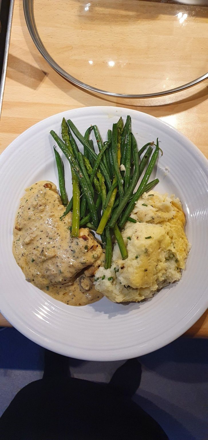 CREAMY GARLIC MUSHROOM CHICKEN THIGHS